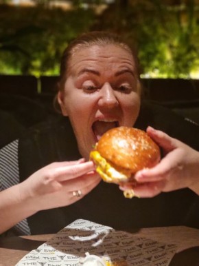 Что стоит за лишним весом: эмоции или болезнь?