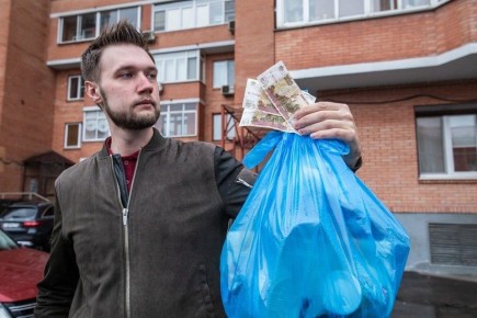 Пора наводить порядок: более 40% россиян жалуются на мусор в подъездах